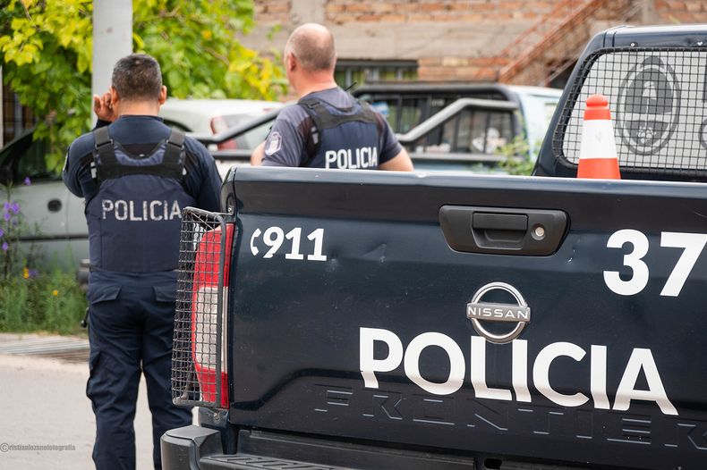 La policía trabajó en la escena del robo y también en el lugar del accidente vial. 