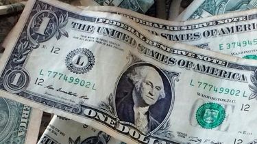 El dólar oficial cerró a $ 70,71 y el contado con liquidación cayó a $112,12