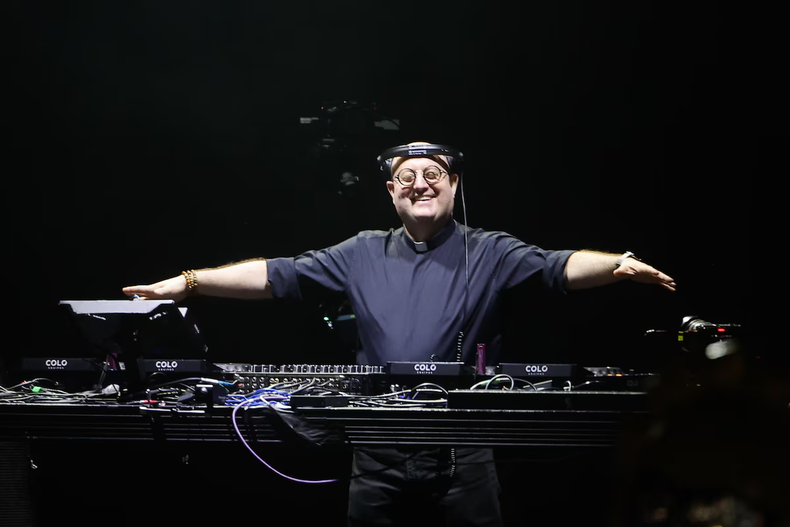 ¿Quién es Guilherme Peixoto, el cura DJ que convocó multitudes en Plaza de Mayo?