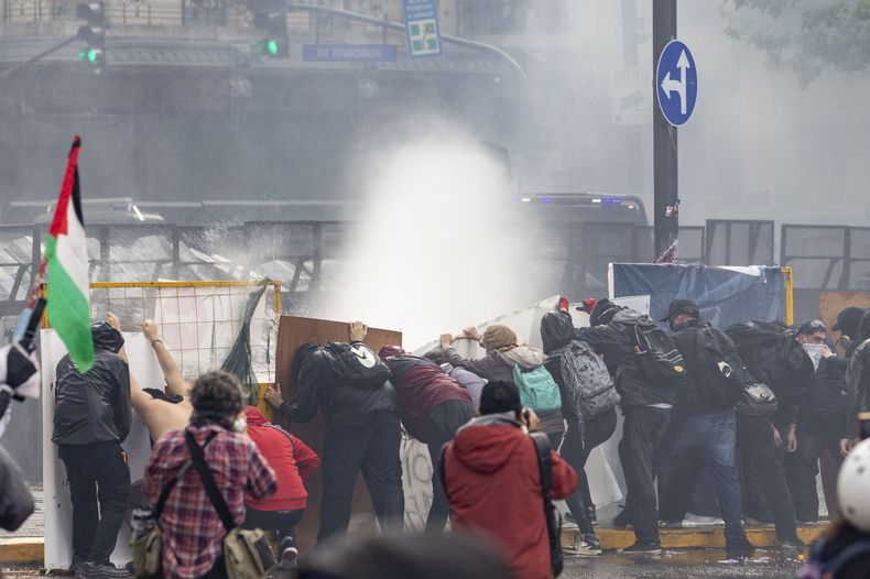 Los incidentes aún continuan fuera del Congreso.