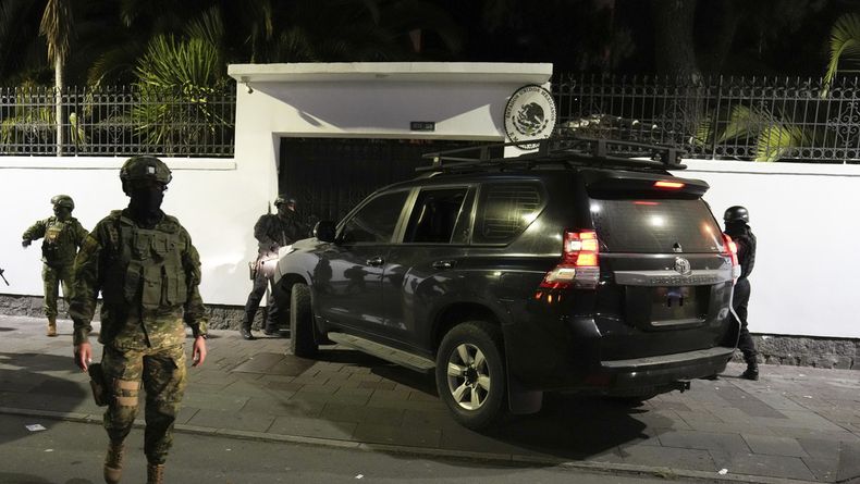 Crisis diplomática: Policía de Ecuador invadió a la embajada de México en Quito y detuvo a Jorge Glas.