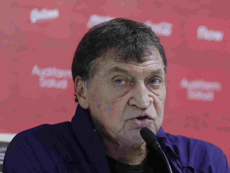 Falcioni firmó su salida de Independiente.