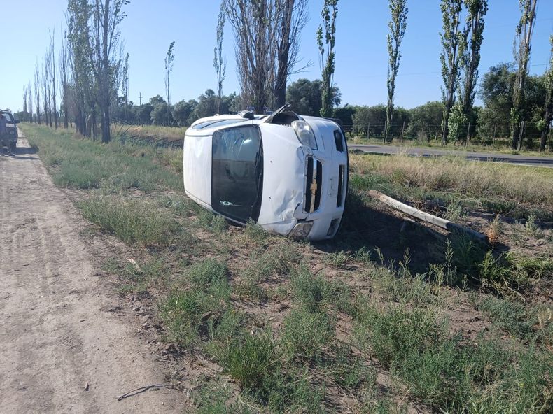 Violento vuelco en General Alvear: el accidente vial dejó dos personas con politraumatismos