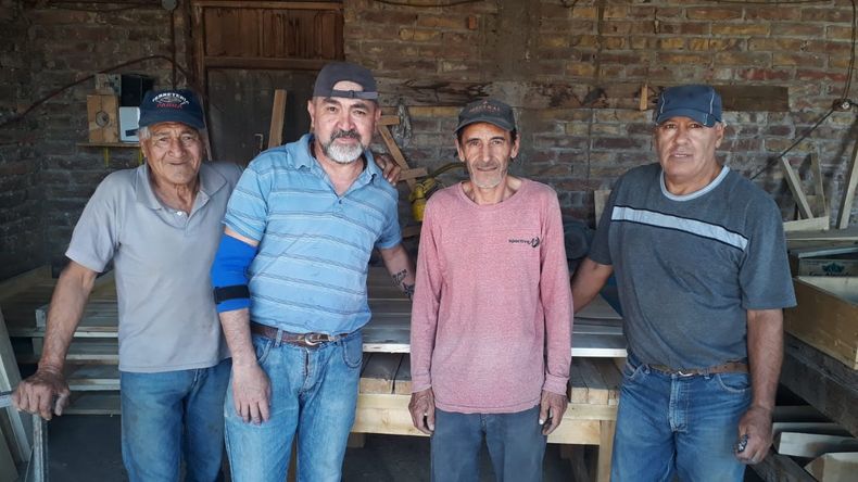 Los hombres trabajan en un aserradero de General Alvear