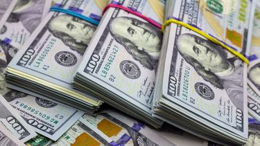 El dólar oficial cerró a $ 71,15 y el contado con liquidación baja a $ 114,15