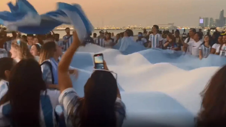 La selección argentina ya tuvo su primer banderazo en Qatar.