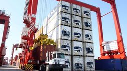 Por primera vez en 11 meses, el superávit comercial de Argentina subió 13% en junio