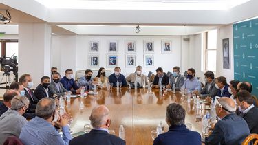 Sitio Andino | ministro de Hacienda y Finanzas, Lisandro Nieri; el director general de Escuelas, José Thomas y la intendenta de Santa Rosa, Flor Destéfanis, reunion intendentes