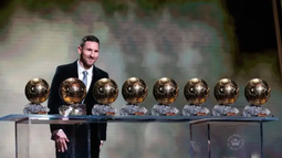 Lionel Messi tiene dos ediciones de su Balón de Oro en el podio de una votación especial. Cristiano Ronaldo lidera y los hinchas pueden elegir hasta el 27 de octubre.