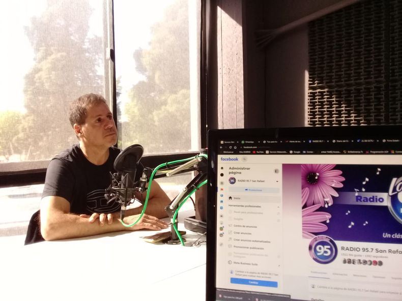 Vilallonga en los estudios de la radio