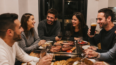 Cómo celebrar el Día del Amigo según los bolsillos: ¿salir a comer o quedarse en casa? Cómo celebrar el Día del Amigo según los bolsillos: ¿salir a comer o quedarse en casa?
