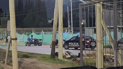 Durante la fuga, la motocicleta impactó contra dos vehículos, uno automóvil y otra motocicleta