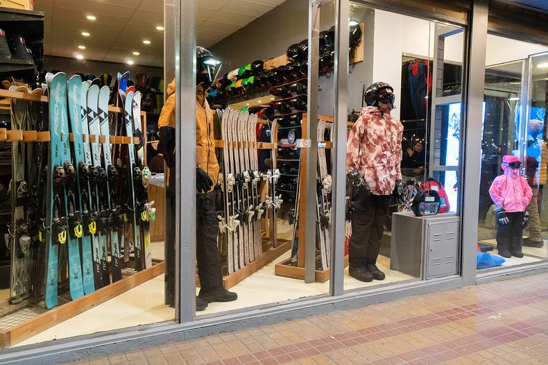 En medio de una temporada con poca nieve en Mendoza, las tiendas de alquiler de indumentaria y equipos se vieron afectadas