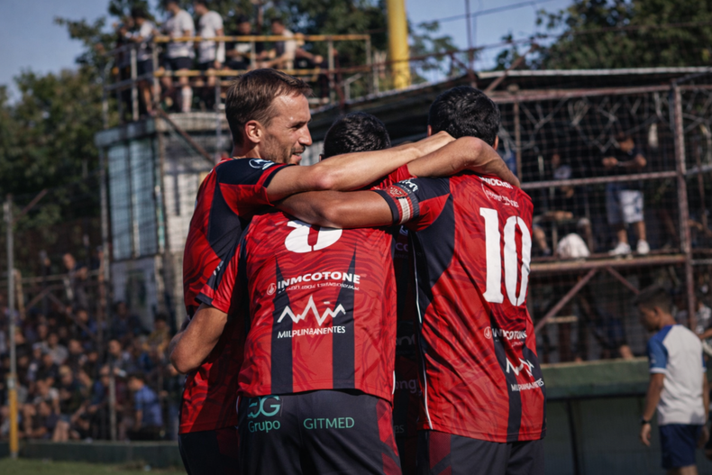 Brian Zabaleta abrió el camino del ascenso con un cabezazo letal para FADEP ante La Amistad. (Foto: Cristian Ortiz / Prensa FADEP)
