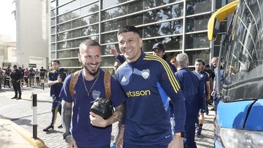 Marcos Rojo y Darío Benedetto sonríen ante el apoyo del público.