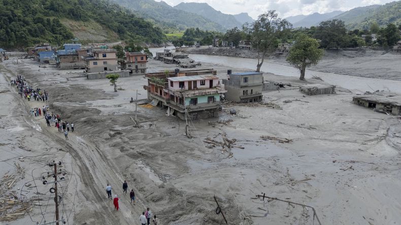 Al menos 1.451 personas murieron y otras 5.786 permanecen desaparecidas como consecuencia de la devastadora riada que golpeó el norte de Nepal hace 25 días, según informaron este domingo las autoridades de este país asiático, mientras continúan las tareas de búsqueda y rescate. Autor: XINHUA/NA