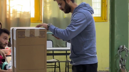 Emanuel Fugazzotto, candidato del Partido Verde, votó en Las Heras.