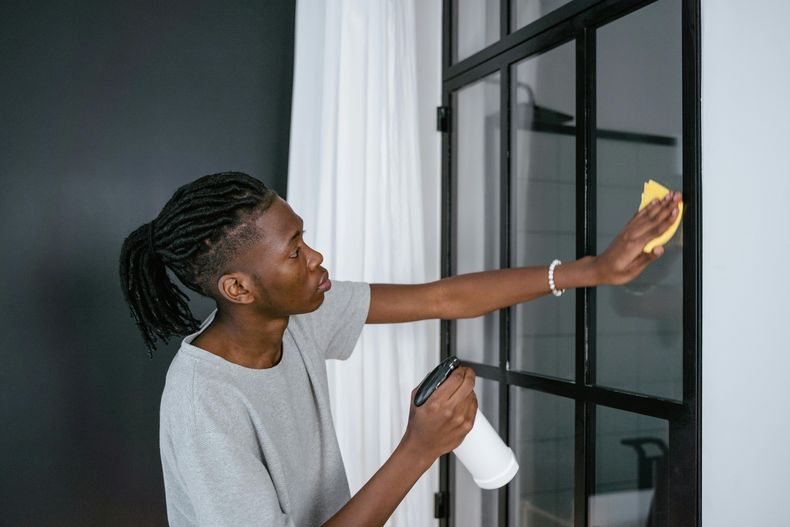 Cómo limpiar las ventanas de tu casa de la forma más eficiente