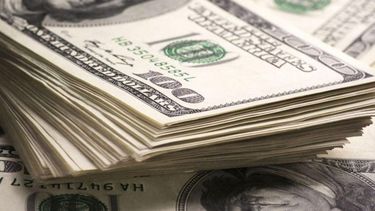 El dólar oficial cerró a $118,09 y los bursátiles operan con leves alzas