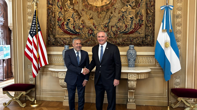 El gobernador Alfredo Cornejo se reúne con el embajador Marc Stanley.