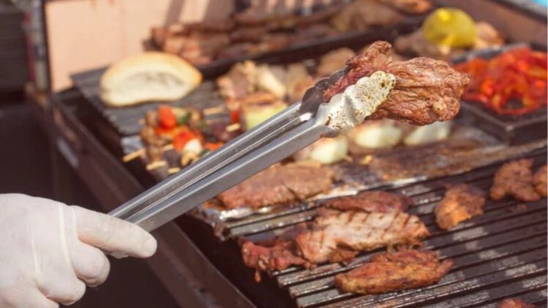 Empleados de un reconocido restaurante trabajaron hasta finalizar el turno con un cadáver en el suelo