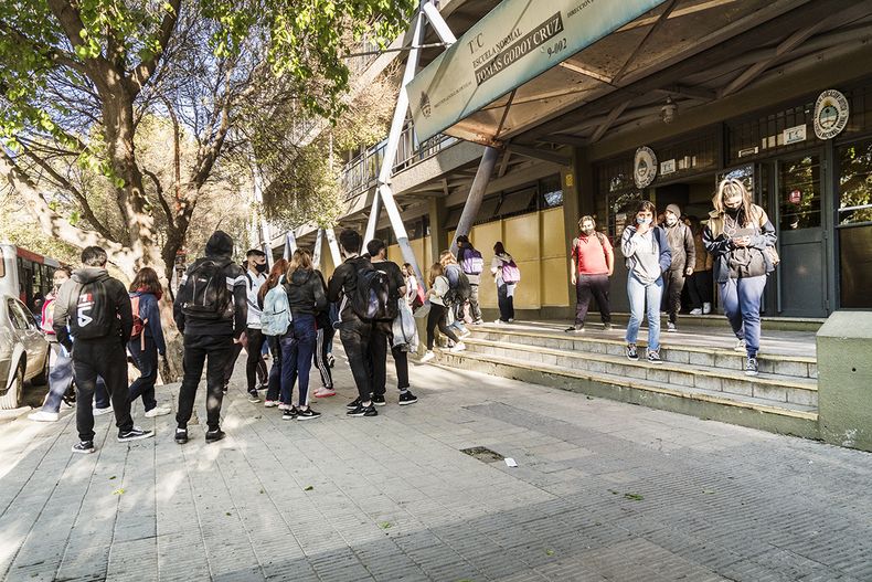 El informe de la DGE revela la situación de los estudiantes de secundaria de Mendoza.