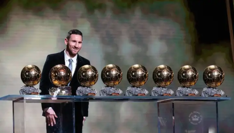 Lionel Messi tiene dos ediciones de su Balón de Oro en el podio de una votación especial. Cristiano Ronaldo lidera y los hinchas pueden elegir hasta el 27 de octubre.