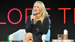 Pamela Anderson reveló que la mejor experiencia sexual la tuvo con un anciano argentino