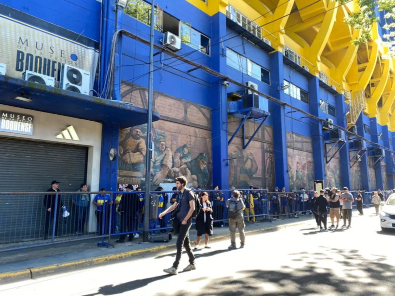 Una multitud de hinchas se acercó a la Bombonera para despedir a Miguel Ángel Russo, ídolo del fútbol argentino.