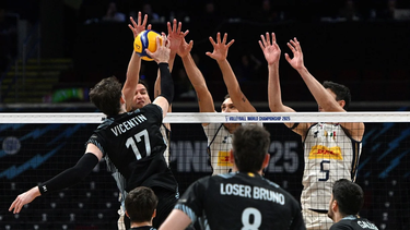 Agustín Loser, pieza clave en el bloqueo argentino, no pudo evitar la derrota ante Italia. &nbsp;