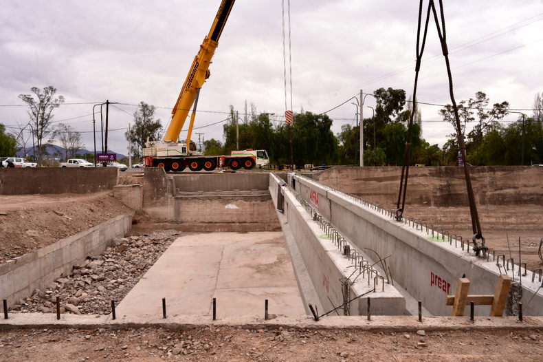 Trabajos finales en el puente que unirá los departamentos de Godoy Cruz y Ciudad.