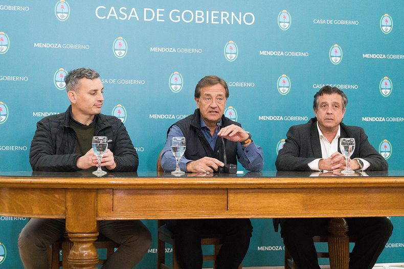 Gobernador Rodolfo Suarez, ministro de Gobierno, Trabajo y Justicia, Víctor Ibañez y el presidente de EMESA, Pablo Magistochi, proyectos de ley El Baqueano y del complejo Los Nihuiles