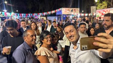 Luis Petri dijo presente en la Festa in Piazza y celebró una noche especial con vecinos de Mendoza. Luis Petri dijo presente en la Festa in Piazza y celebró una noche especial con vecinos de Mendoza.