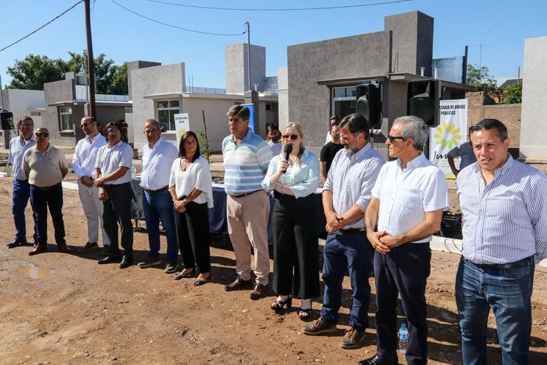 Autoridades provinciales y municipales encabezaron la entrega de viviendas del barrio El Retamo, en Junín.