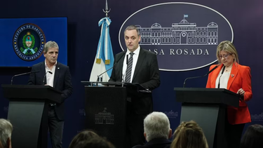 Adorni limitó preguntas, evitó hablar de su causa y anunció inversiones por US$94 mil millones