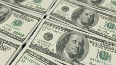 El dólar oficial cerró a $ 107,72 y los bursátiles operan con subas de 1,1%