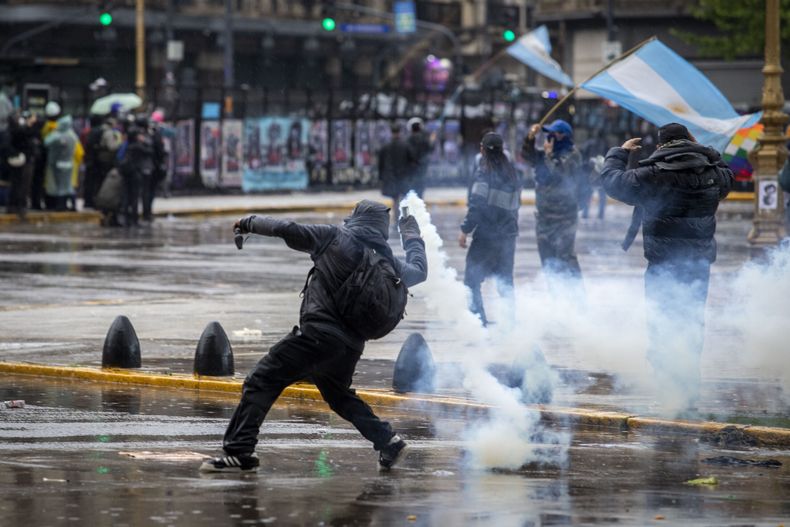Tensión frente al Congreso durante la Marcha Universitaria: piedras, gases lacrimógenos y heridos
