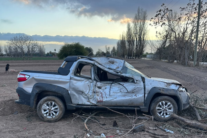 El encandilamiento terminó en vuelco en Maipú y el test de alcoholemia complicó al conductor.
