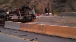 Accidente en Ruta 60 de Chile: un camión volcó y el tránsito está suspendido