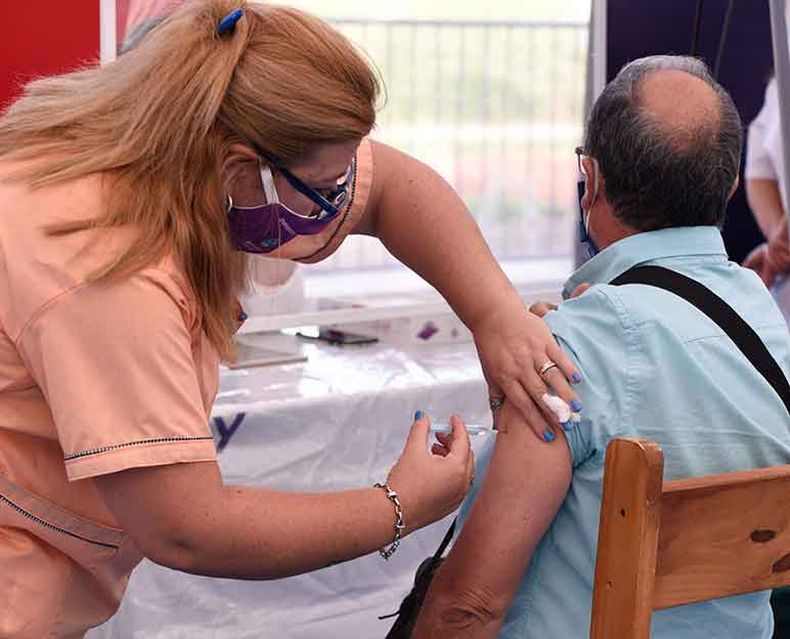 Convocan a vacunarse contra el Covid.
