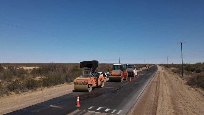 La Dirección Provincial de Vialidad&nbsp;comenzó la pavimentación de la Ruta Provincial 153, vía clave que el este y el sur. Foto: Prensa Gobierno de Mendoza.