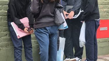 Amenazas en escuelas: 6 imputados, 400 llamadas al 911 y 800 policías por día en Mendoza. Amenazas en escuelas: 6 imputados, 400 llamadas al 911 y 800 policías por día en Mendoza.