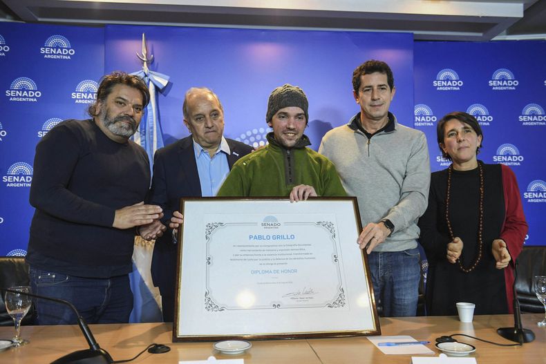Entrega del Diploma de Honor del Senado de la Nacion al Reportero Grafico Pablo Grillo organizada por el senador Eduardo De Pedro en el salon Auditorio Emar Acosta del Senad de la Nacion; el 19 de junio de 2026, en Buenos Aires; Argentina. FOTO NA: Juan Carlos Cardenas / Comunicacion Senado.-