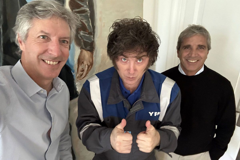 Santiago Bausili, Javier Milei y Luis Caputo, otra vez dependiendo del Fondo Monetario Internacional