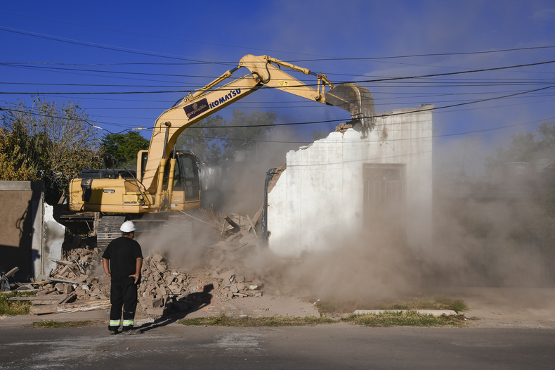 Guaymallén avanza contra el delito: derriban casas usadas como aguantaderos y narcobunkers