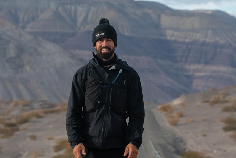 El atleta británico, que recorrerá más de 6.000 kilómetros por Latinoamérica, arribará a Mendoza este sábado