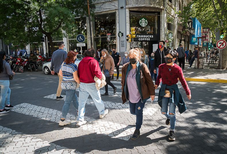 primavera verano, gente, calor, ciudad de mendoza, clima, tiempo, compras, temporada, precios, centro, gente en la calle, negocios, ventas, covid 19 coronavirus barbijo tapa boca