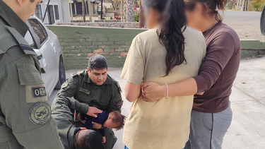 Rescate de un niño en Guaymallén: la rápida acción de gendarmes evitó una tragedia. Rescate de un niño en Guaymallén: la rápida acción de gendarmes evitó una tragedia.