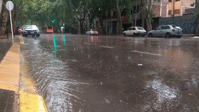 Fuertes lluvias y granizo en el Gran Mendoza: cómo seguirá el tiempo