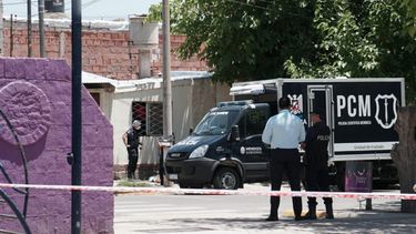 Científica continuaba hoy trabajando para intentar hallar pruebas importantes en la escena del homicidio. 